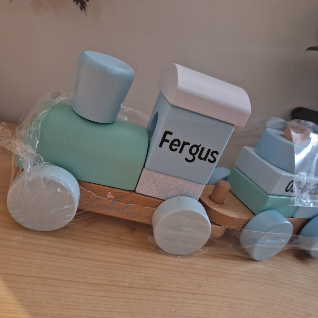 Houten trein met geboortegegevens
