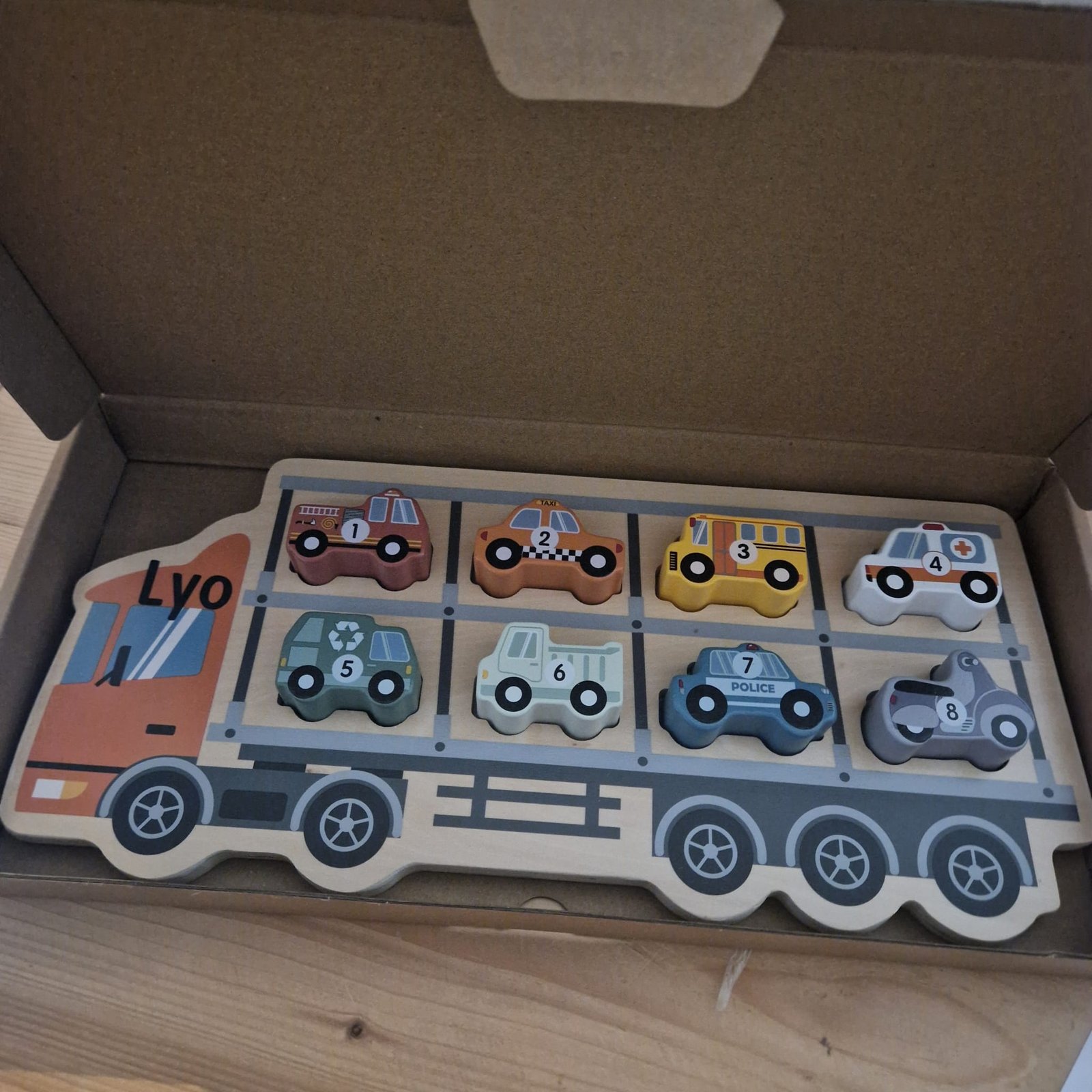 Puzzel vrachtwagen met auto's met naam