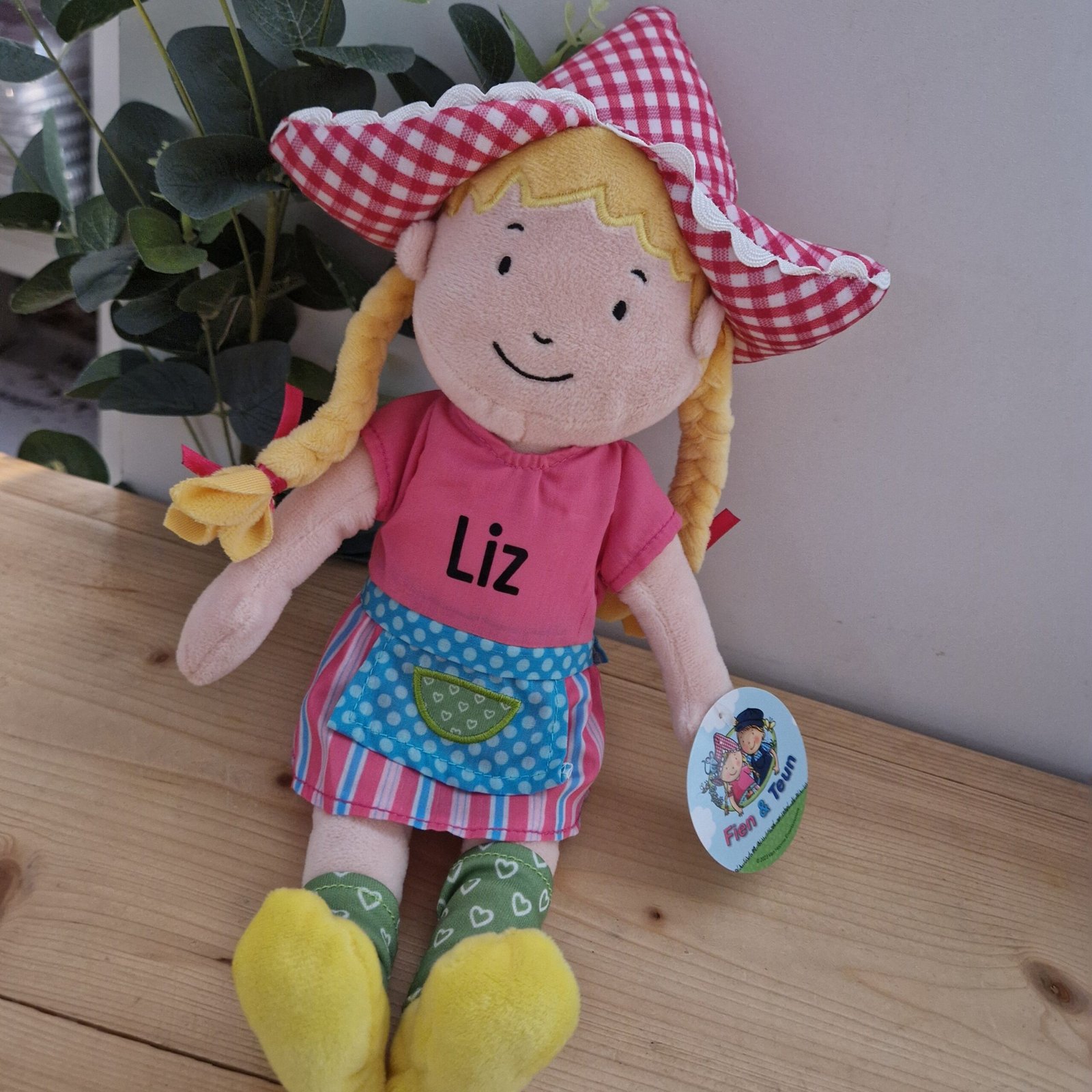 Fien en Teun knuffel Fien