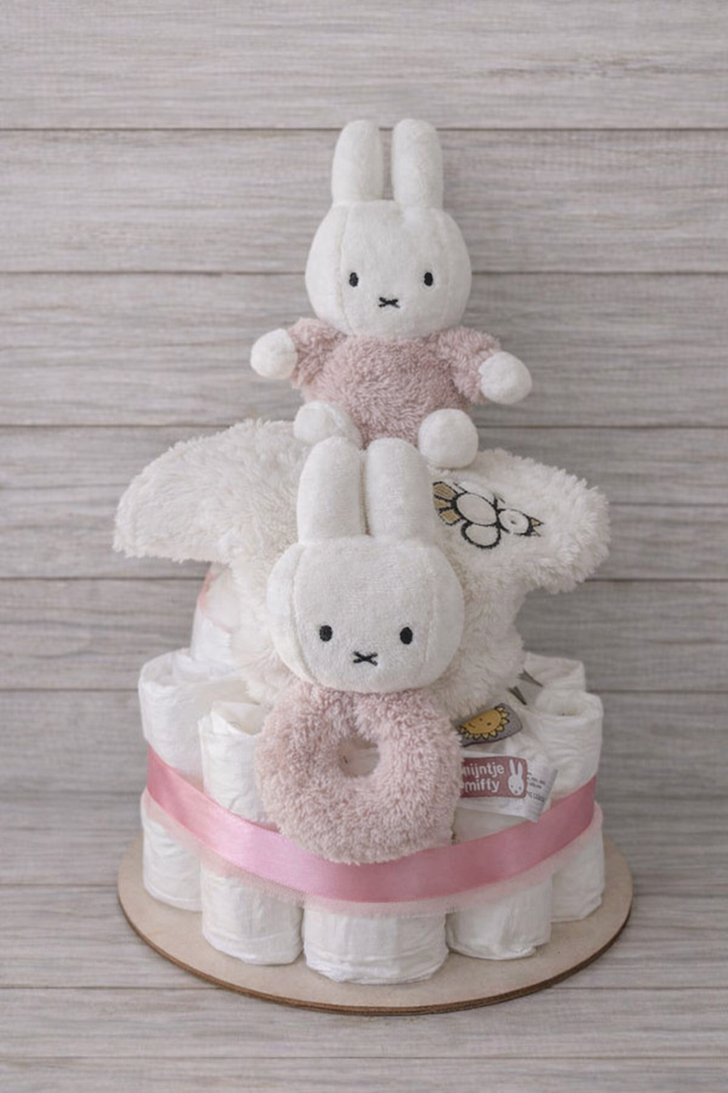 Luiertaart Nijntje knuffeldoekje en rammelaar